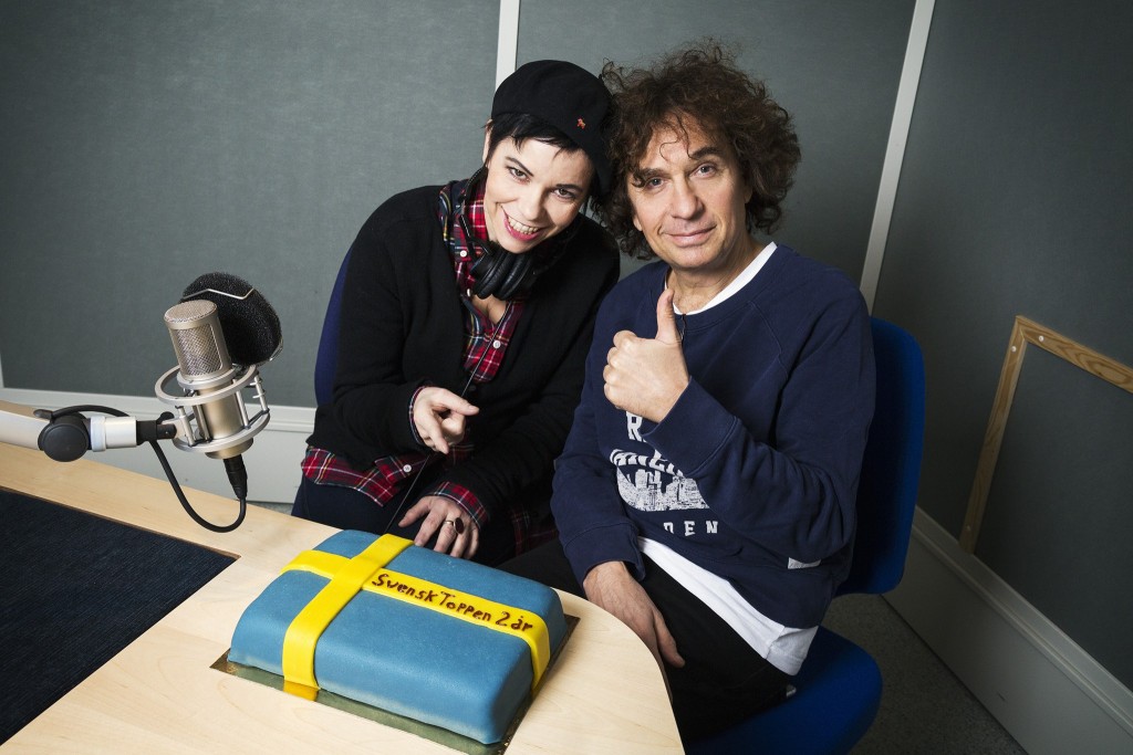 Carolina Norén och Magnus Uggla firar i Svensktoppsstudion. Foto: Mattias Ahlm / Sveriges Radio.