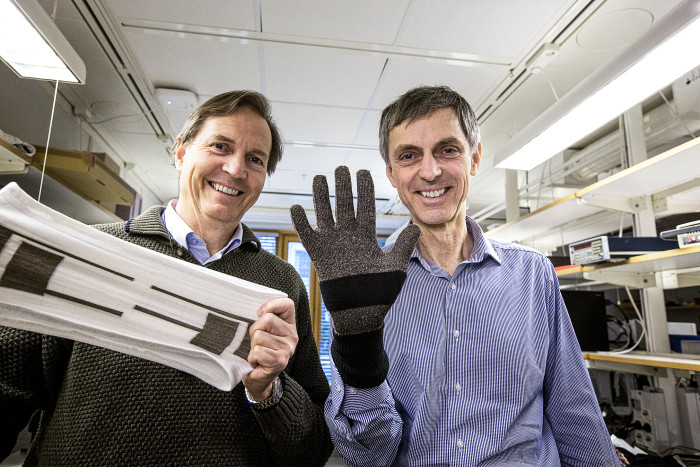 KTH-professorerna Jörgen Eklund och Kaj Lindecrantz visar upp exempel på smarta kläder. Foto: Håkan LIndgren .