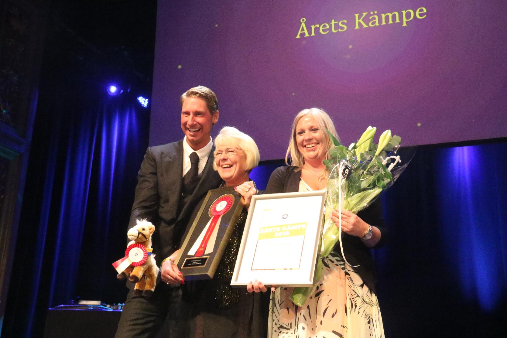  Patrik Kittel har initierat ett nytt pris Årets kämpe till en ryttare med funktionsnedsättning. Det allra första priset gick till Louise Etzner Jakobsson, Klintehamn. 
