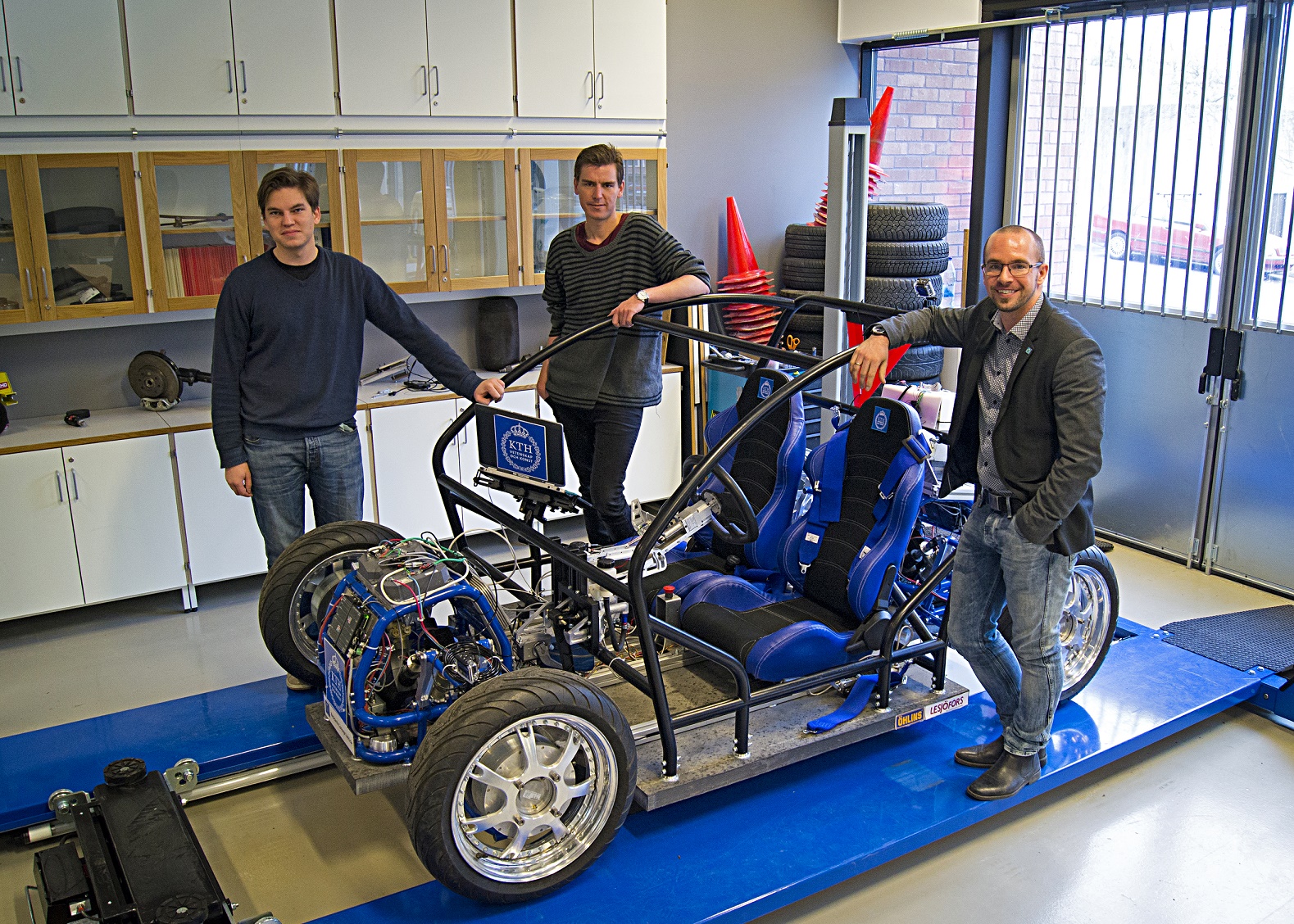  Mikael Nybacka, längst till höger, brevid KTH:s forskningsplattform för ny bilteknik RCV (Research Concept Vehicle). Foto: Matthias Tidlund. 