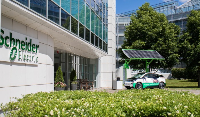 Schneider Electric har invigt en solcellsdriven laddningsstation för elbilar vid sitt svenska huvudkontor i Solna. 