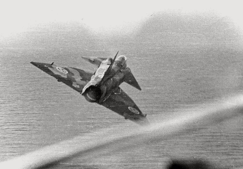 En Viggen flyger provocerande framför nosen på ett sovjetiskt flygplan. Sovjetiska besättningar hade ibland med sig handkameror och fotograferade flygplan de mötte över Östersjön. Fotograf: Foto: Flygvapenmuseum/Medströms bokförlag.