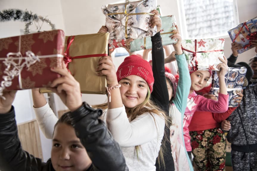 Här får några av Europas fattigaste barn en julklapp, tack vare skolbarn i Sverige. Foto: Läkarmissionen