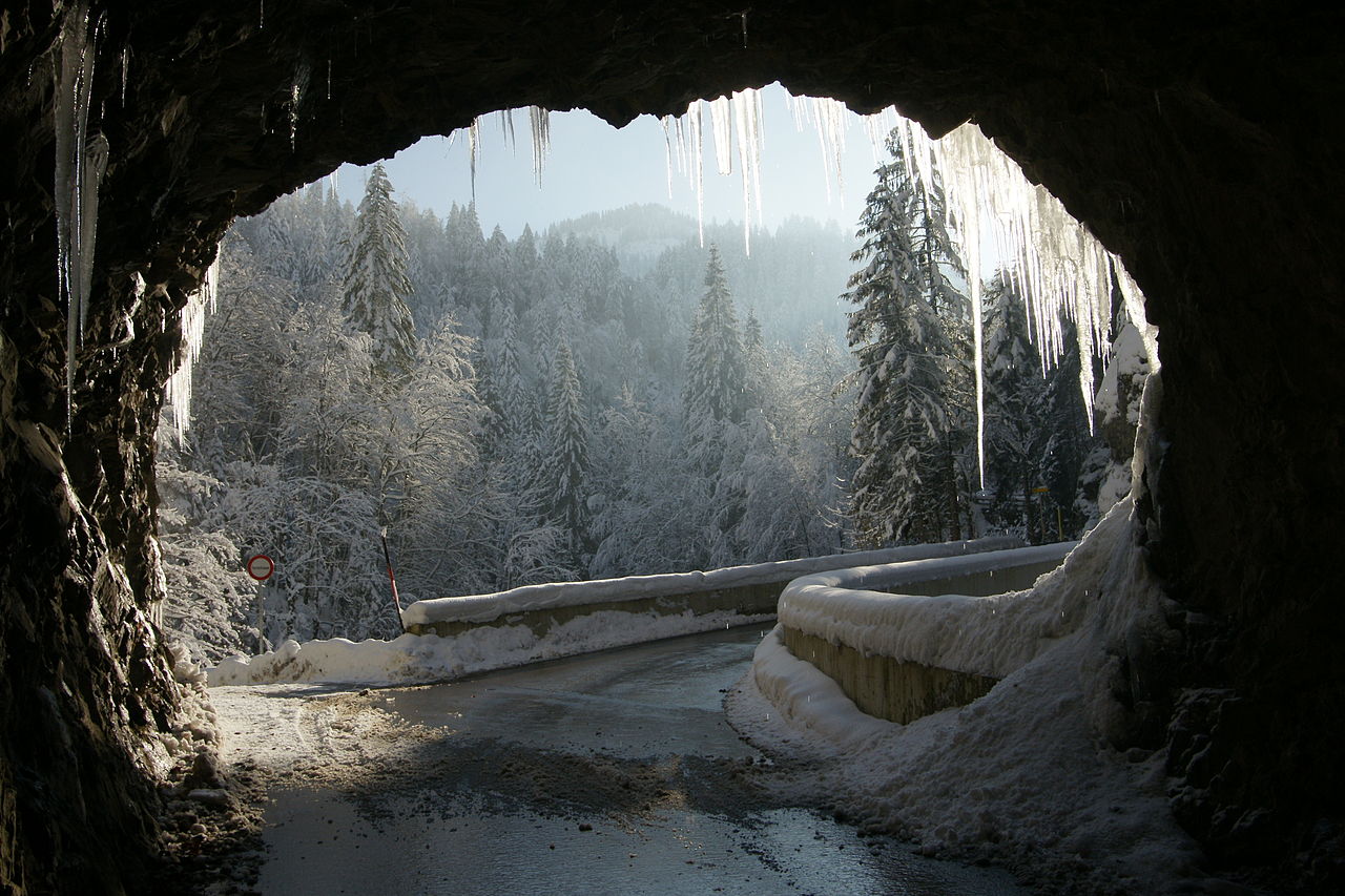Vinterväg i Alperna. By böhringer friedrich - Own work