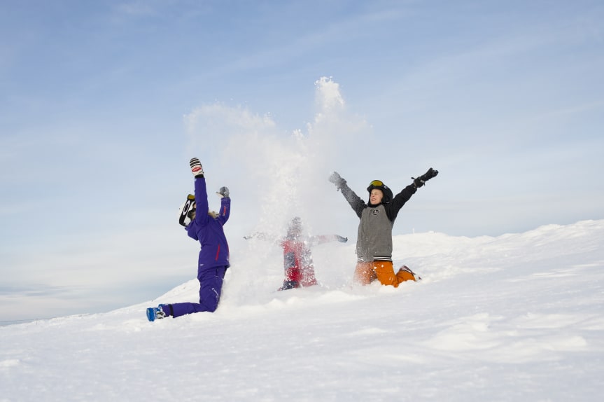 Barn leker med snö. Foto: Skistar