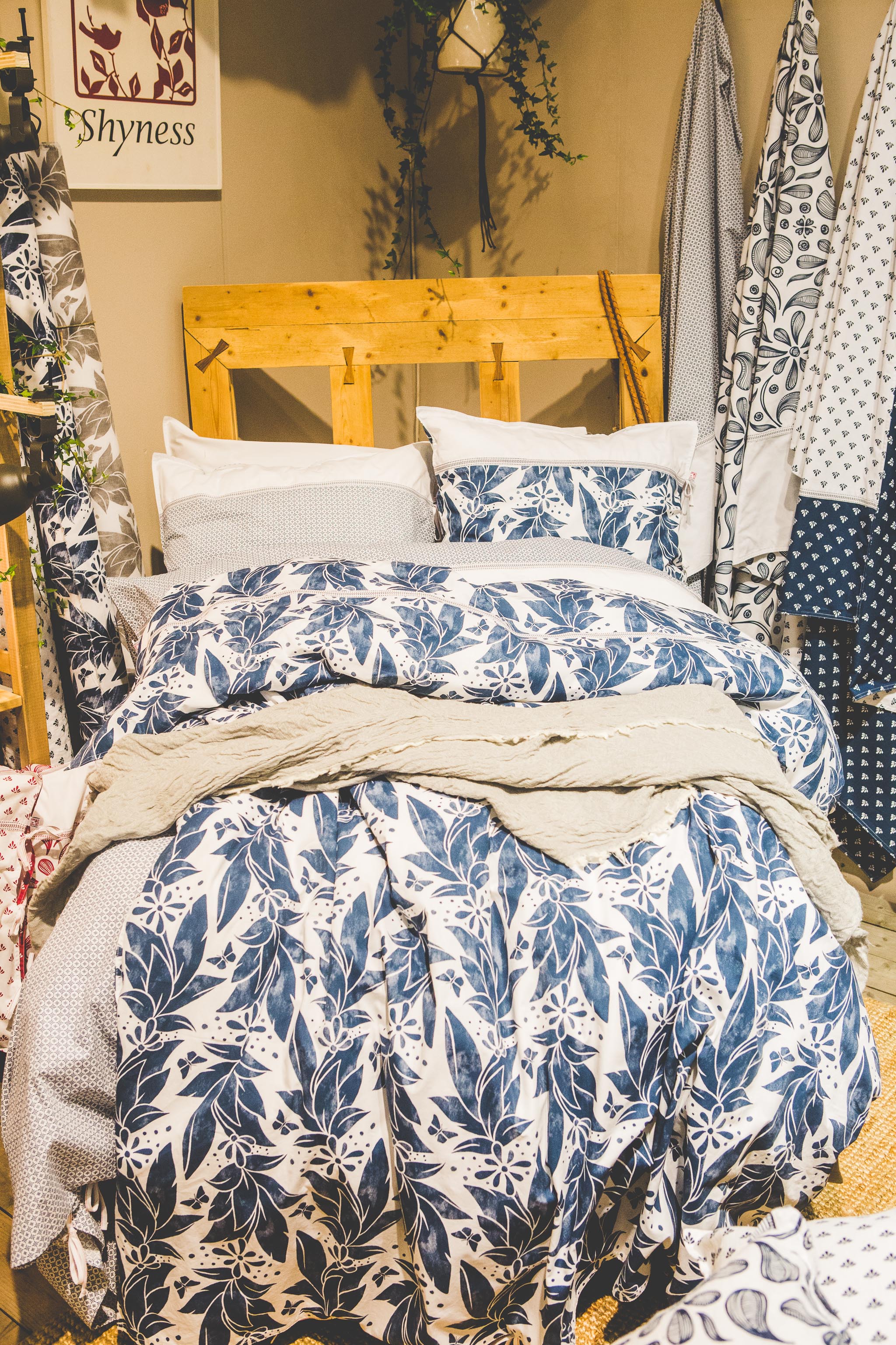 Säng med blåvitt täcke med blomstermönster. Foto: Katriina Mäkinen
