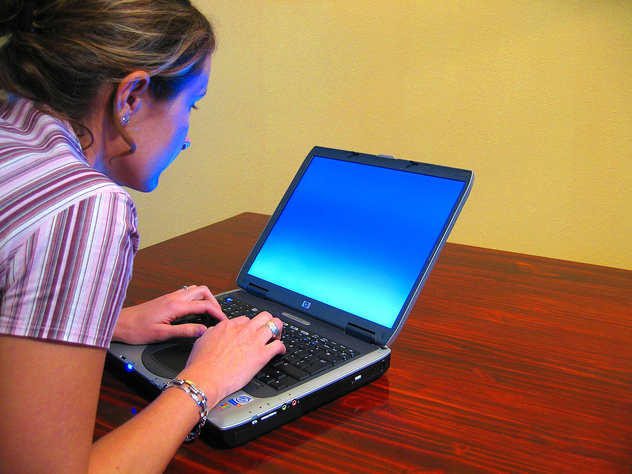 Kvinna skriver på laptop. Foto: Matthew Bowden www.digitallyrefreshing.com