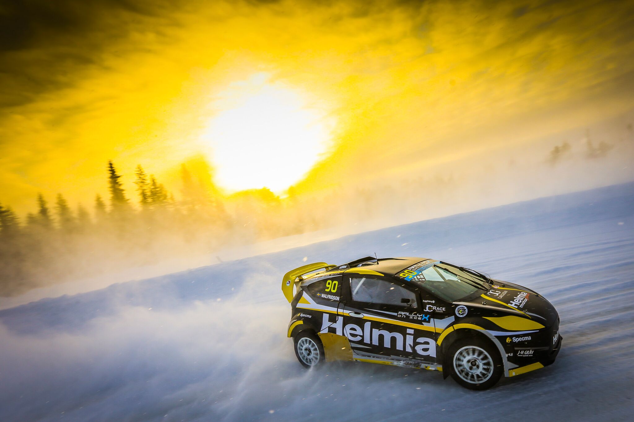 Rallybil i solnedgång i vinterlandskap. Foto: Jakob Nitka.