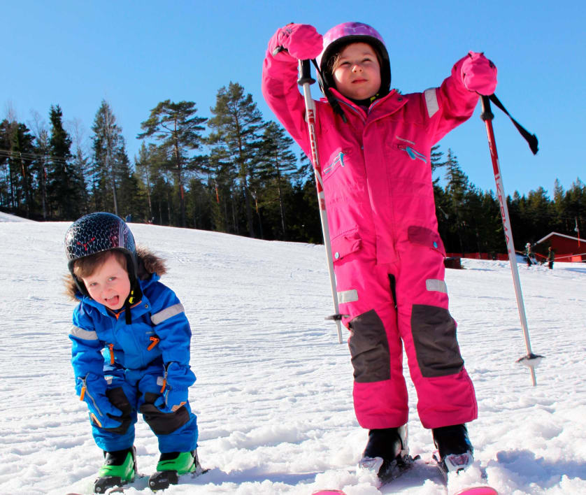 Två barn på skidor. Foto: SJ