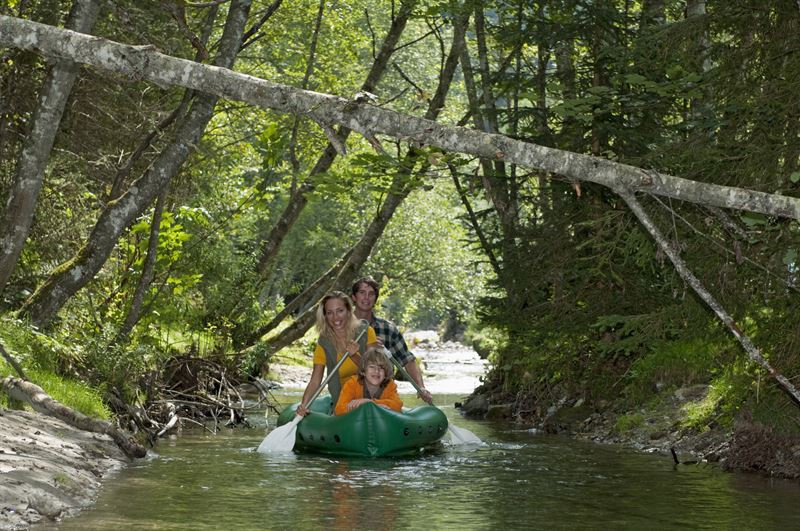 Tre människor i en kanot i en skog. Foto: Ticket