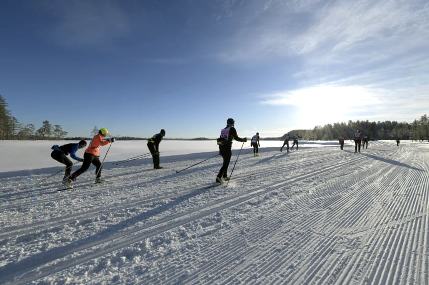 Skidåkare på snövitt fält. Foto: Vasaloppet 