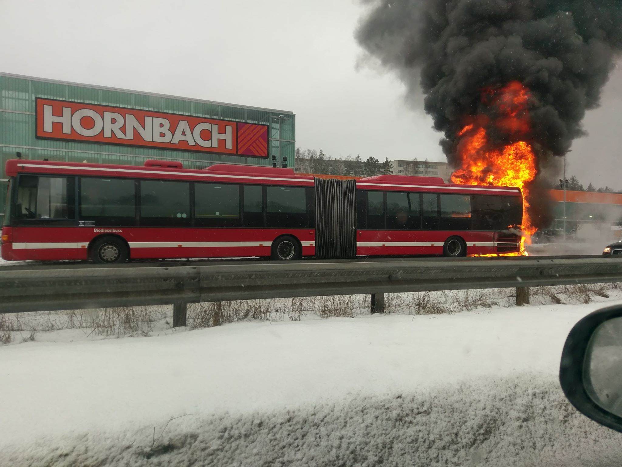 Brinnande SL-buss utanför Hornbach på Rissneleden. Foto: Tobias Dahlén / Sweden Photo Passion