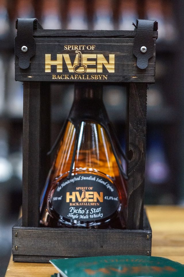 Trekantig whiskyflaska av märket Hven. Foto: Slava Aldersson, pp-press
