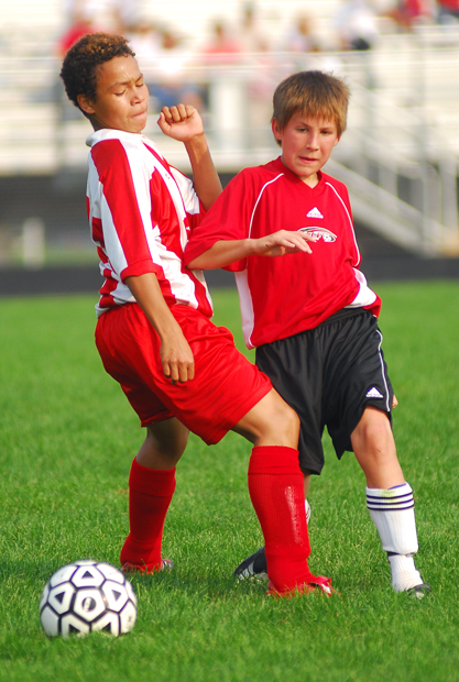 Två pojkar spelar fotboll. Foto: BohPhoto 