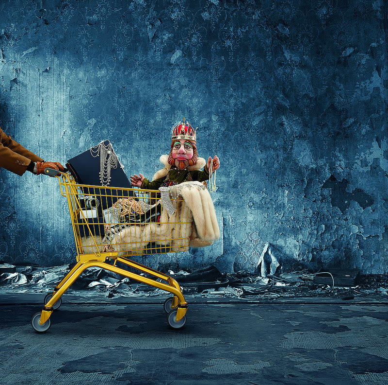 En kungadocka och lyxvaror i en shoppingvagn. Foto: GöteborgsOperan 