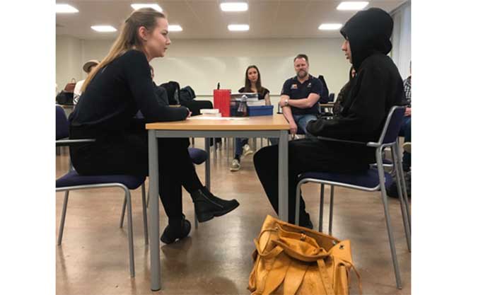 Lärarstudenten Joyce Aalbers och "eleven" Ali Qasemi har just träffats i det fiktiva grupprummet för ett betygssamtal. Foto: Högskolan i Gävle