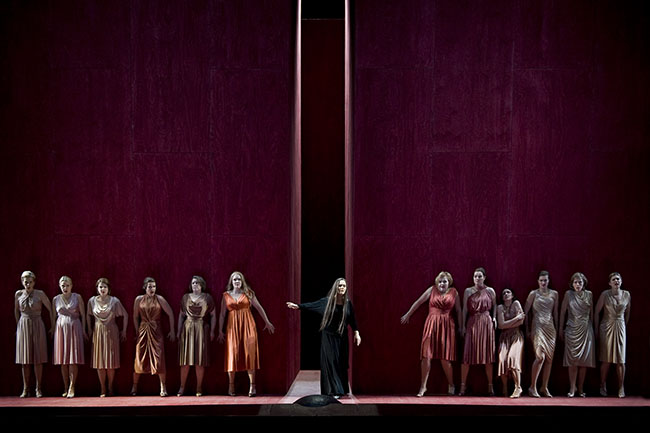 En stor grupp kvinnor på en scen. Foto: Kungliga Operan 