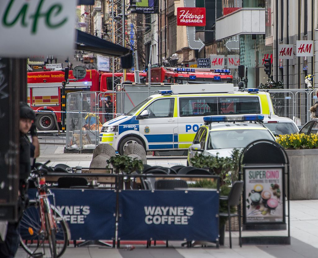 Polis- och brandbilar på Drottninggatan. Foto: Frankie Fouganthin 
