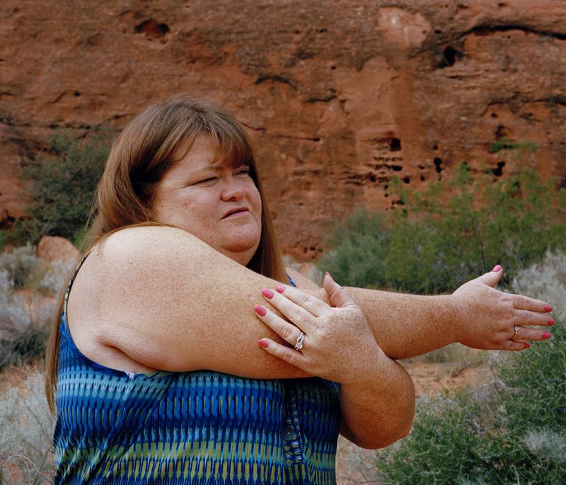 En överviktig kvinna står o stretchar. Fotograf: Marie Hald
