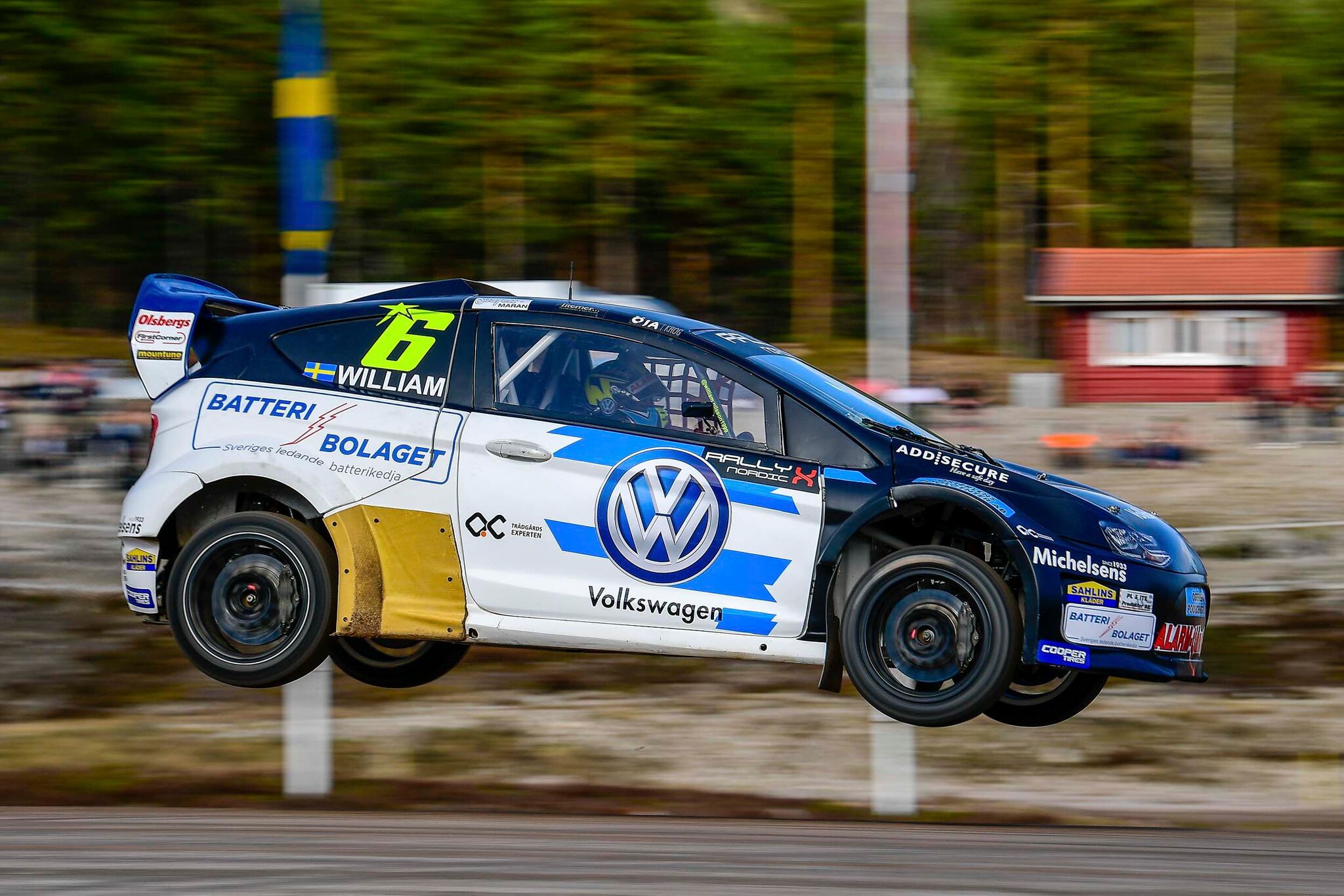 Rallybil gör ett hopp. Foto: Jan Kåre Rafoss