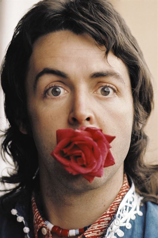 Paul McCartney med en ros i munnen. Fotograf: Linda McCartney
