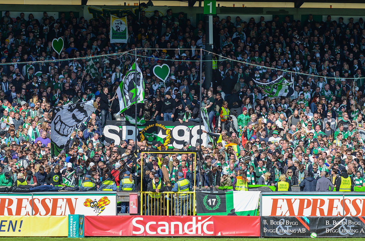 Fotbollsfans på Söderstadion. Foto: Arild Vågen