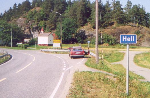 Landsväg med vägskylt det står "Hell" på. Foto: Punkmorten