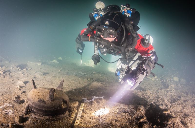 Fotograf: Kirill Egorov/Ocean Discovery.  Engelska dykaren Richard Walker undersöker en trefotsgryta från Mars kök. 