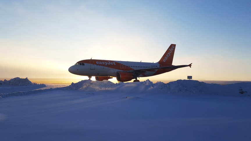 Flygplan på snöig flygplats. Foto: Jämtland Härjedalen Turism (JHT)