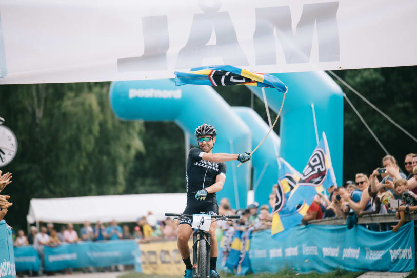 Cyklist som viftar med flagga. Foto: Svenska Cykelförbundet