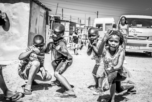 Fattiga barn i ett getto. Bild från utställningen We Can All Contribute. Foto: Läkare Utan Gränser