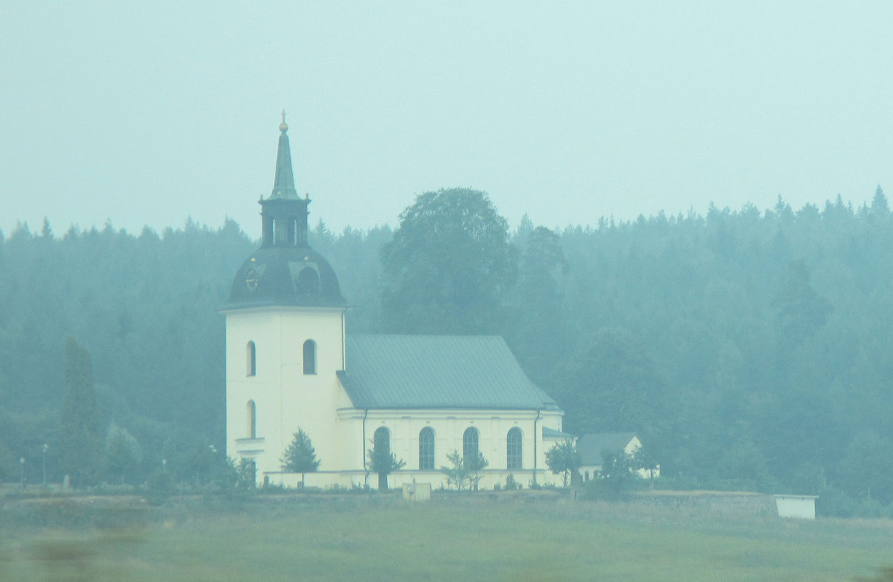 Västervåla kyrka i Västmanland inhöljd i brandrök. Foto: Gunnar Creutz
