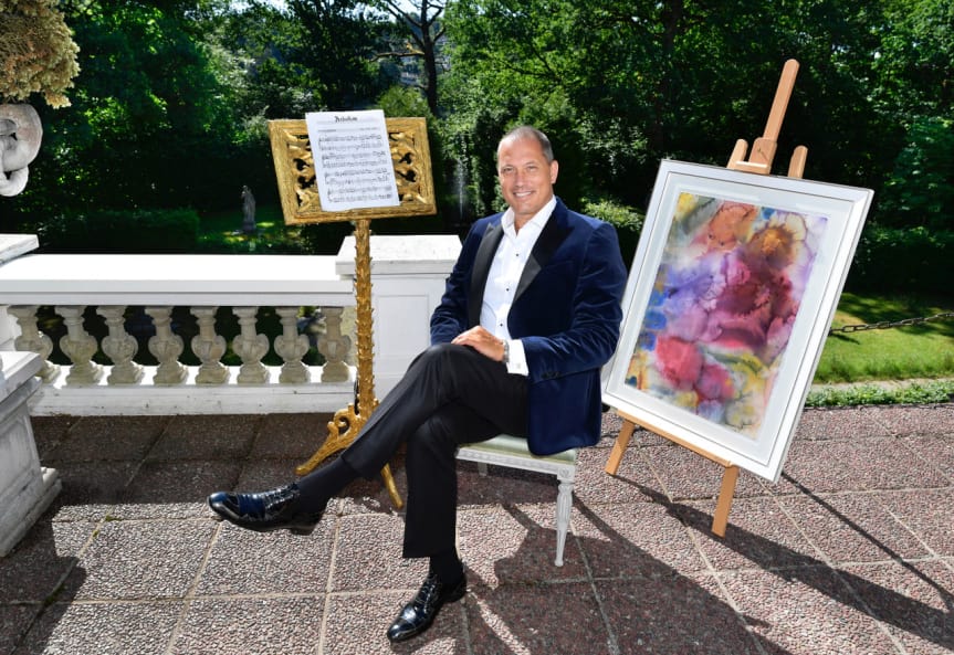 John Kluge på en terrass med noter och en tavla. Foto: Werecki 
