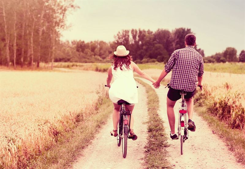 Par som cyklar på en grusväg. Foto: If