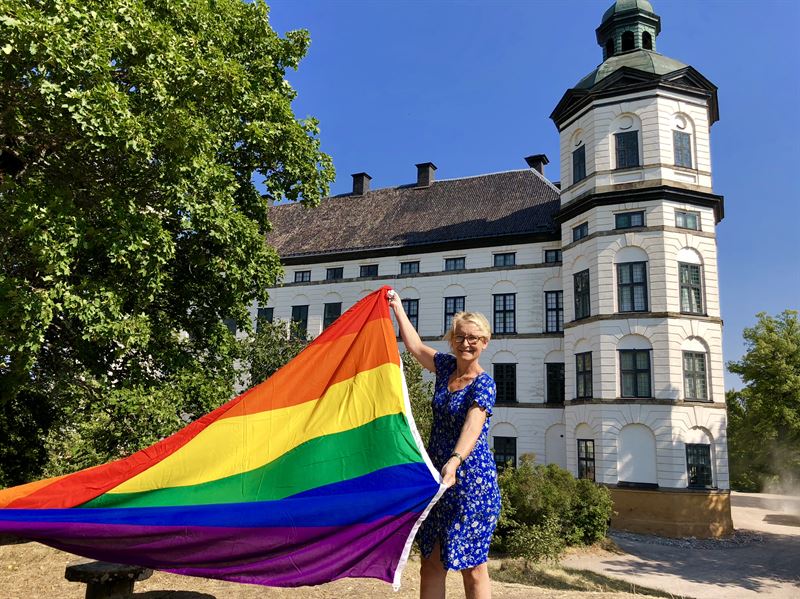 Museichef Rebecka Enhörning med prideflaggan på Skoklosters slott. Foto: Fredrik Lindén, Statens historiska museer. 