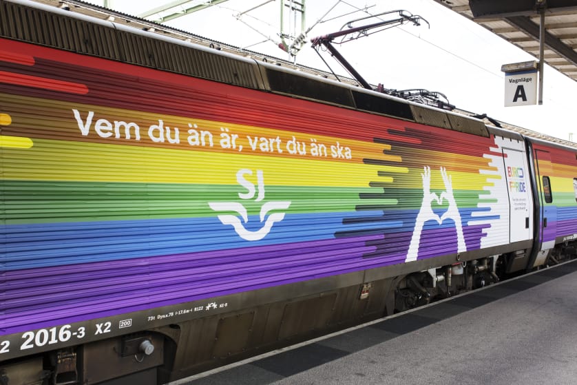 Ett tåg i regnbågens färger. Foto: Svante Örnberg 