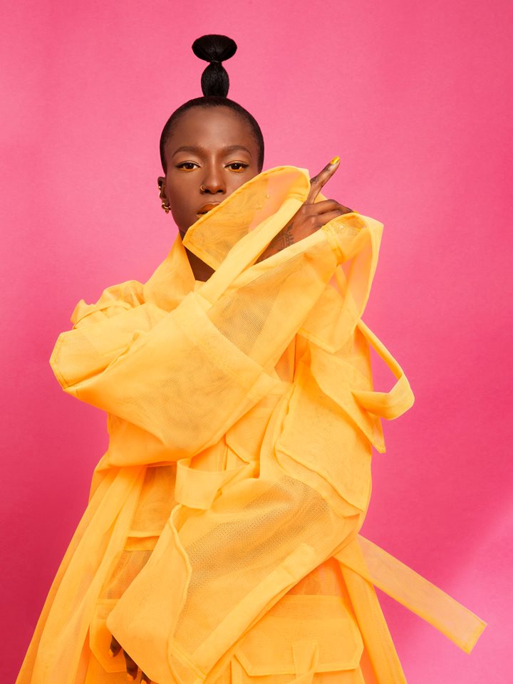 Sabina Ddumba i konstfull gul kappa. Foto: Daniel Stigefelt