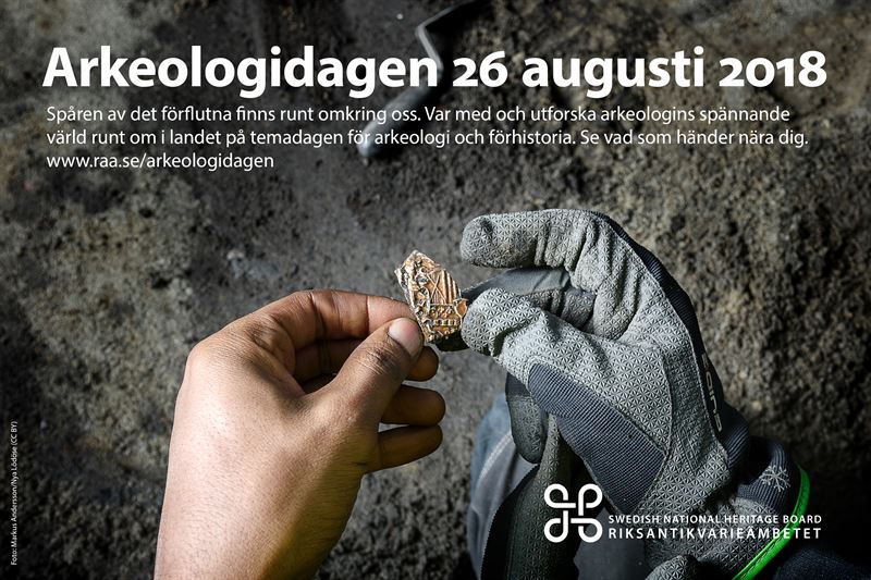 Två händer som håller i en skärva. Fotograf: Markus Andersson/Nya Lödöse CCBY