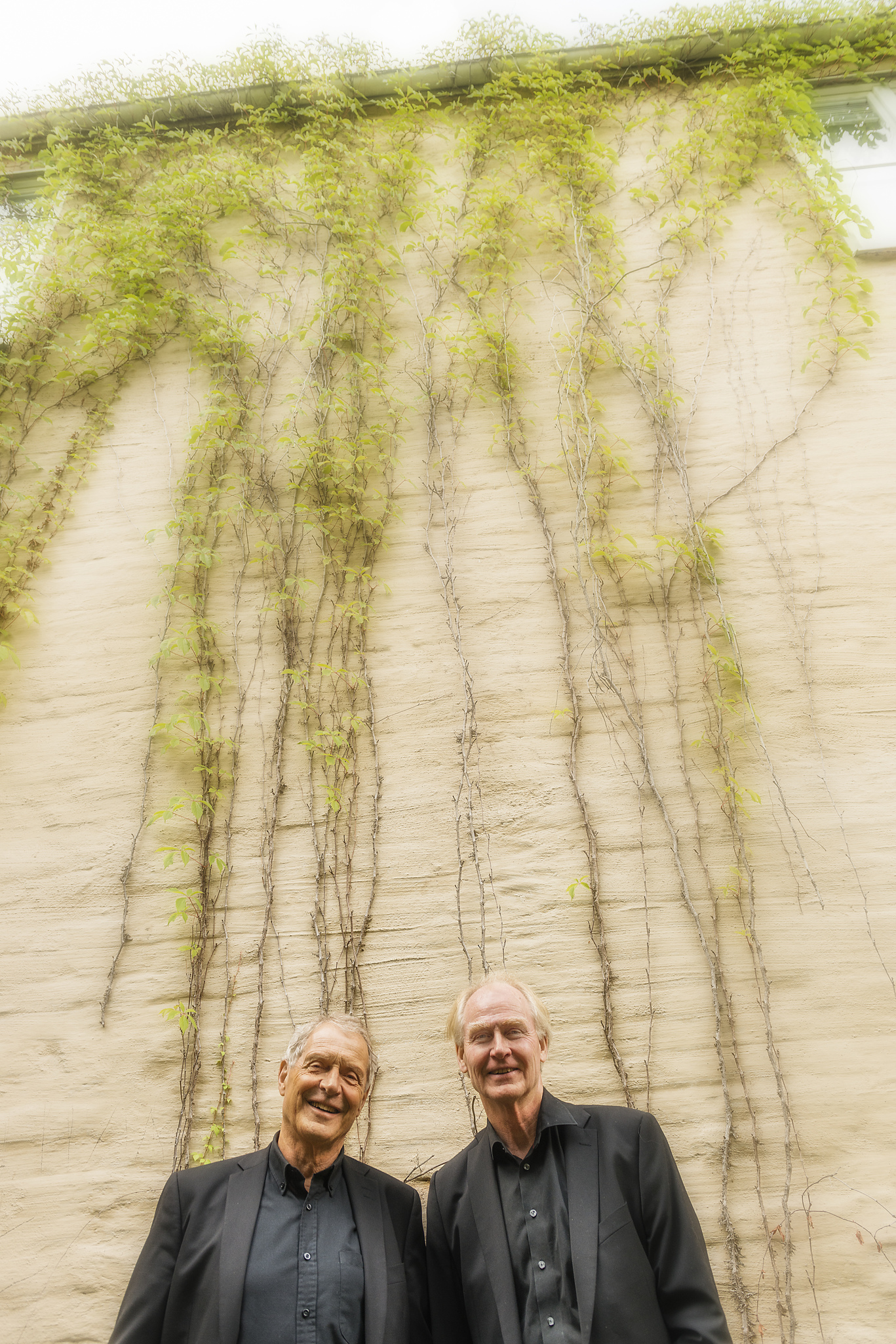 Adolphsson och Falk framför hög mur med murgröna. Foto: Anette Ståhl
