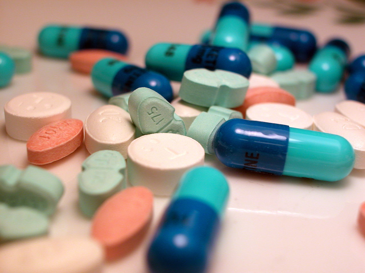 Blandade piller och kapslar. Foto: wikimedia