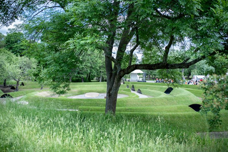 Minnesvården på Djurgården har rests till minne av de omkomna i flodvågskatastrofen i Sydostasien 2004. Gröna vallar i cirkel. Foto: Statens fastighetsverk 