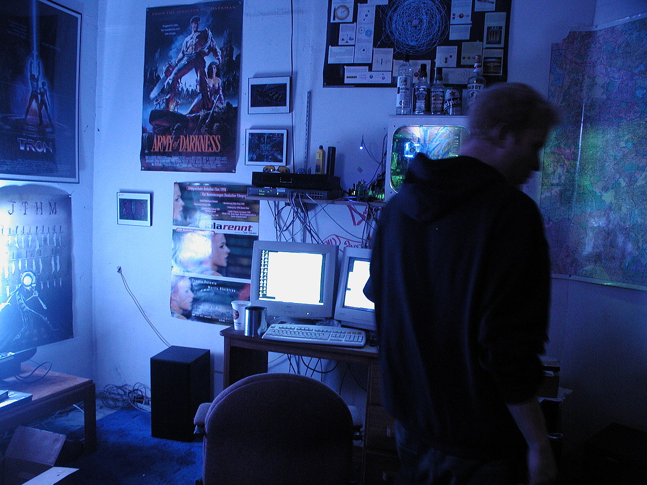 Pojke i mörkt rum med dator. Foto: Brian Katt
