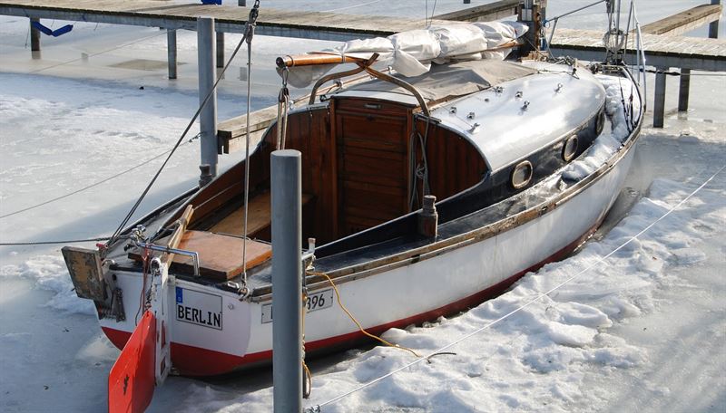 Segelbåt i snö och is. Foto: If