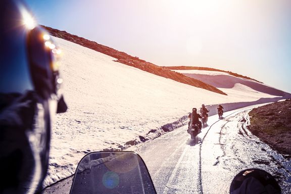 Motorcyklister i vinterlandskap. Foto: Svedea 