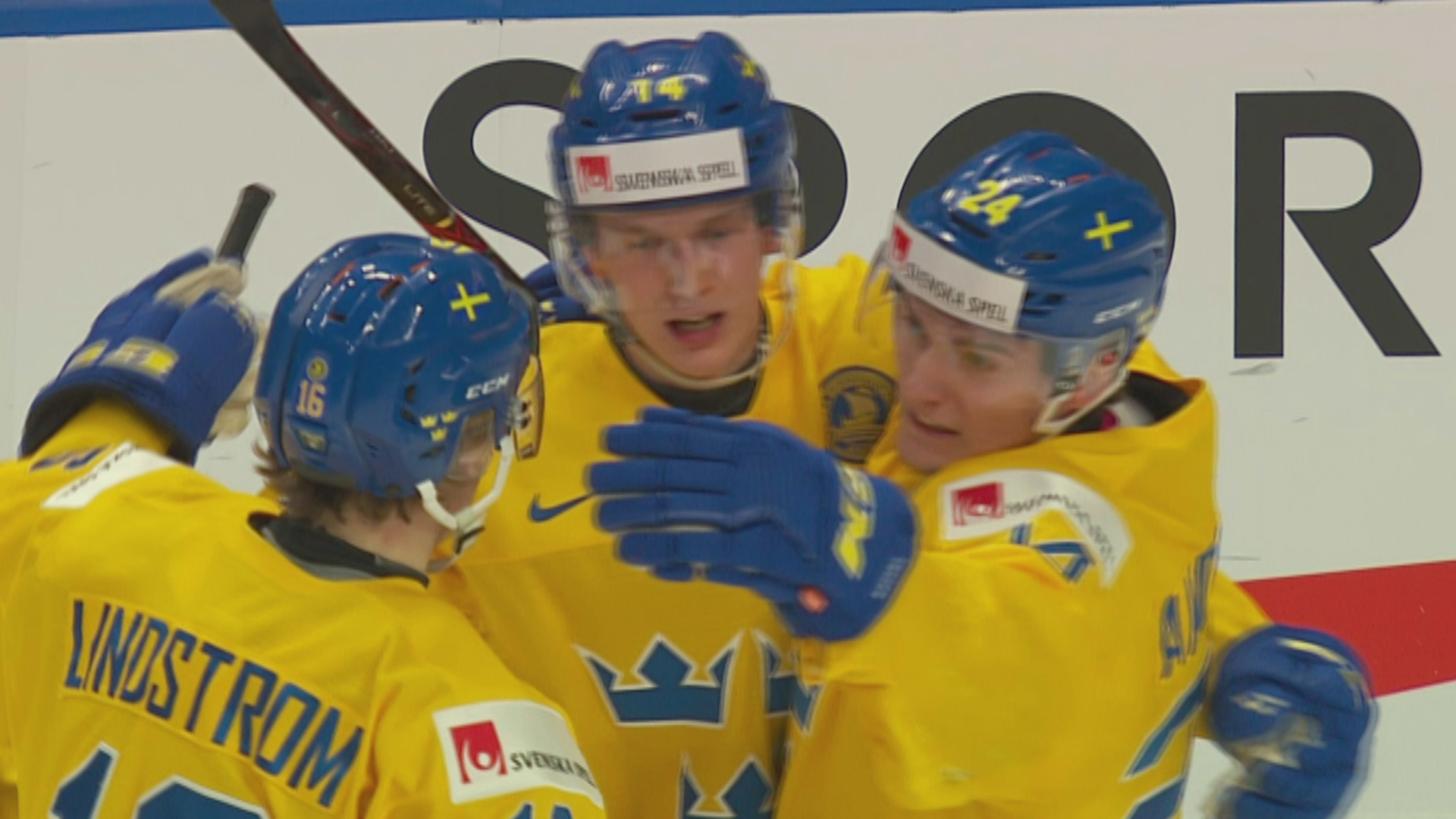 Tre hockeyspelare. Foto: SVT 