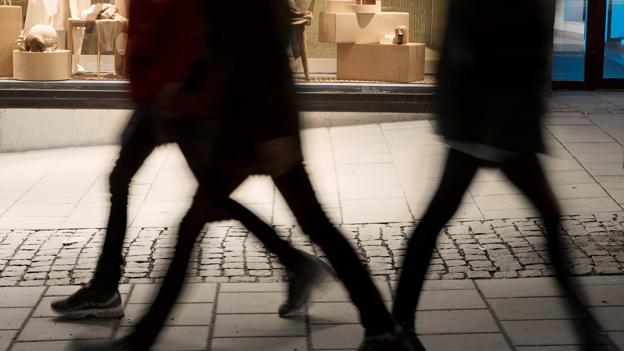 Människor stressar fram på en gata. Shoppa lugnt och välj gärna second hand. Foto: Max Plunger