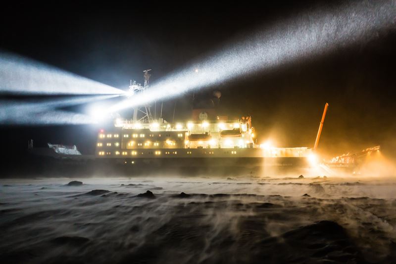 Båt med strålkastare. Fotograf: Stefan Hendriks