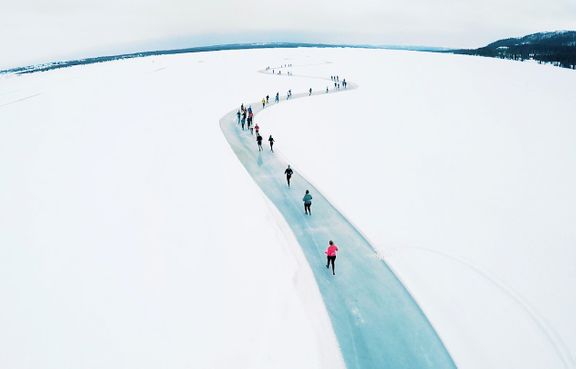 Löpare på en lång isbana. Foto: Icebug 
