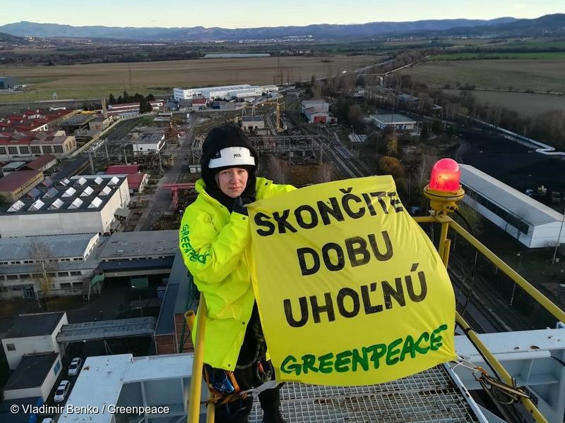 Person på toppen av kolkraftverk. Foto: Greenpeace 