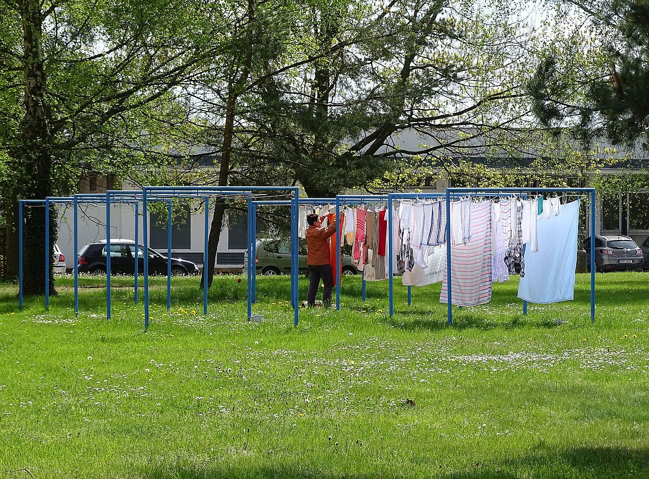 Kvinna hänger tvätt. Foto: ŠJů